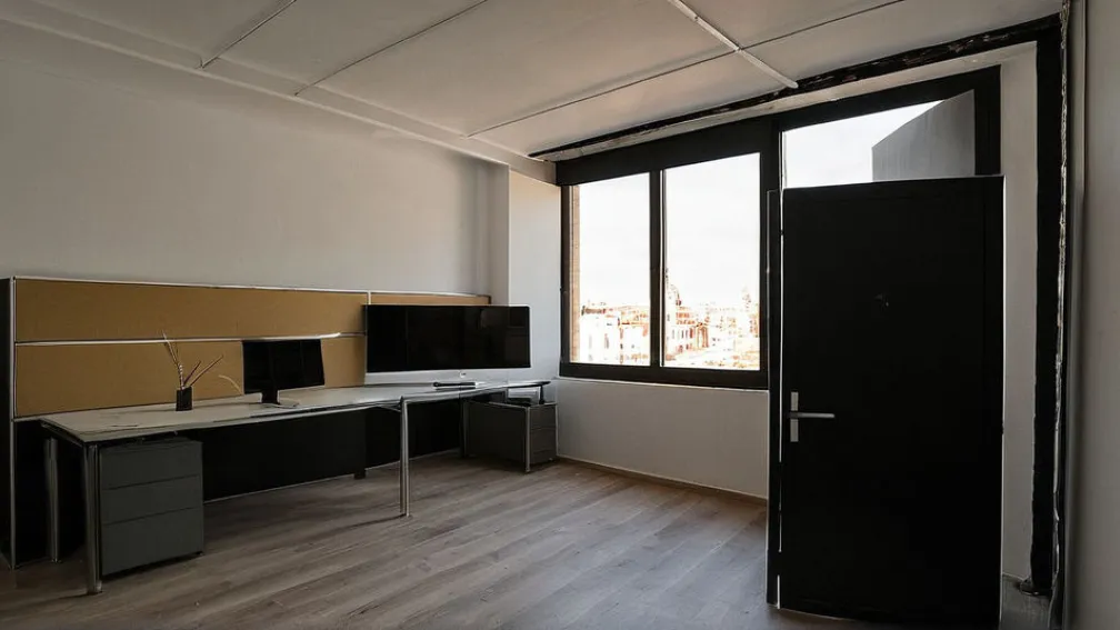 Выселенный художник: история скульптора, превратившего руины в Мадриде в дом