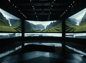 Сэр Джон Акомфра: "Люди несчастны и винят в этом иммигрантов"