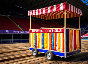 Продавцы у «Сантьяго Бернабеу» подают в суд на мэрию Мадрида из-за переноса исторических торговых точек