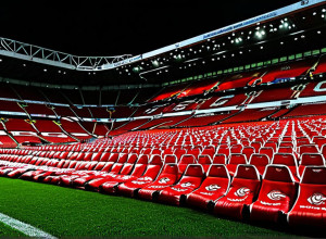 Фанаты "Манчестер Юнайтед" провели ночь на "Олд Траффорд" ради благотворительности