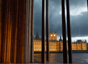 Скандал в Конгрессе Испании: Карлос Масон Назван "Лжецом" на Слушаниях Комиссии DANA