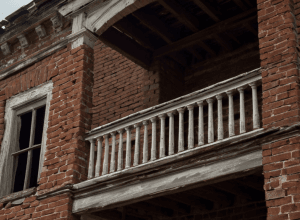 Смерть в Оренсе: Мужчина разбился насмерть, упав с балкона после обрушения кирпичных перил