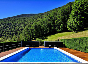 Три эксклюзивных объекта недвижимости: роскошное шале в Итальянских Альпах, элегантный дом в пригороде Мадрида и современная вилла с падел-кортом