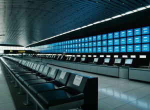 Отменены рейсы Мадрид-Каракас: Сотни пассажиров застряли в аэропорту Барахас на фоне геополитической напряженности