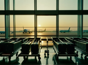 Пассажиры, застрявшие в Мадриде: Отмена рейсов в Венесуэлу вызвала хаос в аэропорту Барахас