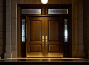 Губернатор Иллинойса подписал закон, запрещающий задержания ICE в судах штата