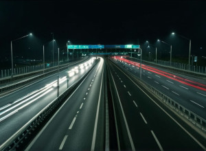 Ночной автострада с текущими задними фонарями