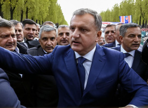 Испанские левые обвиняют оппозицию в попытке "отмыть имидж правых путчистов"