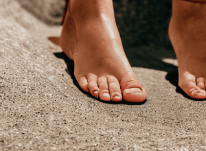 Платить 700 евро за (почти) босоножки? Полемичное возвращение стиля «barefoot»
