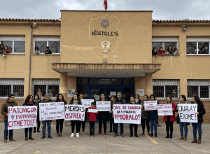 Родители протестуют против «директора-диктатора» в школе Мостолеса