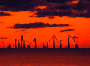 Цена на нефть падает: ОПЕК+ увеличивает добычу на фоне торговой войны и угрозы рецессии
