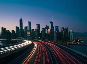 Панорамный вид оживленного городского пейзажа в сумерках