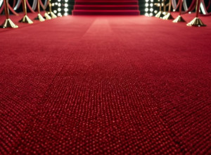 Ариана Гранде и Синтия Эриво: Загадка публичных проявлений нежности на промо «Злой»