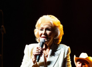 ДОЛЛИ ПАРТОН Достигает 80-летия — Культурный праздник для поклонников души