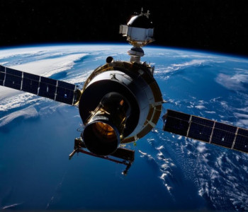 Первый спутник Земли