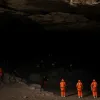 Спасатели пытаются освободить человека, застрявшего в пещере в Тортосе