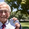 82-летний мексиканский мигрант окончил колледж в Техасе: вдохновляющая история Рафаэля Агирре