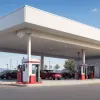 Топливо дешевеет медленнее нефти: почему цены на бензин и дизель не отражают падение цен