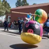 Пиньяты против ICE: в Чикаго появились конфетные агенты иммиграционной службы