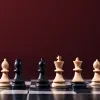 Карлсен наблюдает: Каруана побеждает Гукеша в захватывающей партии в шахматы