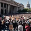 Сотрудники Королевской галереи протестуют против сокращения штата