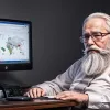 От банкира до борца за права: Томас Картрайт отслеживает депортационные рейсы ICE