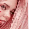 Красные родинки после 30: причины появления и стоит ли беспокоиться?