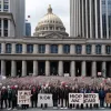 Протест учителей: Члены CNTE ворвались в здание Министерства образования Мексики