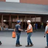 Страх на "стоянке": мигранты-подёнщики ищут работу у Home Depot