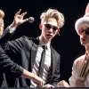 Остин Батлер и «чудесная конфета»: как актер удивил публику на концерте Bad Bunny