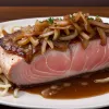 Вкус лета: как приготовить аппетитного тунца с карамелизированным луком