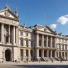 Британский суд отменил решение о выселении мигрантов из отеля: что произошло?