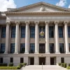 Суд приостановил решение о закрытии центра содержания мигрантов "Аллигатор Алькатрас"