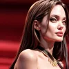 Анджелина Джоли о семейной истории рака: "Моя мать и бабушка проходили химиотерапию в моем возрасте"
